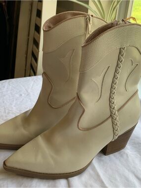 Target  Women’s Cream Western Short Boots Braided Detail 8  NWOT Rodeo Festival
